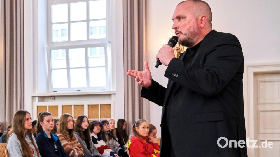 Gebannt lauschten die Schülerinnen der Decker-Schulen dem Vortrag und der Lesung von Tim Pröse. Bild: Peter Ringeisen/exb