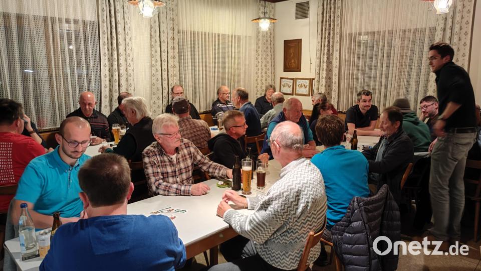 Alle Tische besetzt, der Schnupferclub Safari konnte sich über 40 Spieler an zehn Tischen freuen. Bild: kki