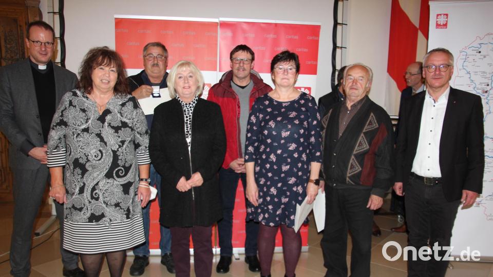 Langjährige ehrenamtliche Mitarbeiter und Helfer ehrte der Diözesan-Caritasverband beim Festakt. Unser Bild zeigt die Geehrten mit Domkapitular Michael Dreßel (links) und Michael Weißmann (rechst), dem Direktor des Caritasverbandes. Bild: kro