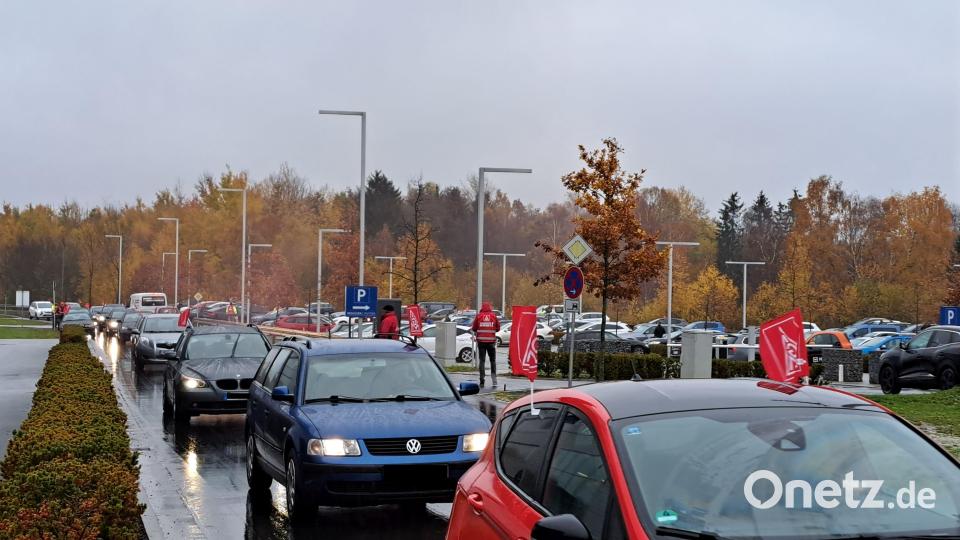 Kurz nach 11 Uhr startete am Mittwoch der erste von zwei Autokorsos vom Parkplatz der Hamm AG. Es beteiligten sich rund 50 Autos. Bild: IG Metall Amberg/exb