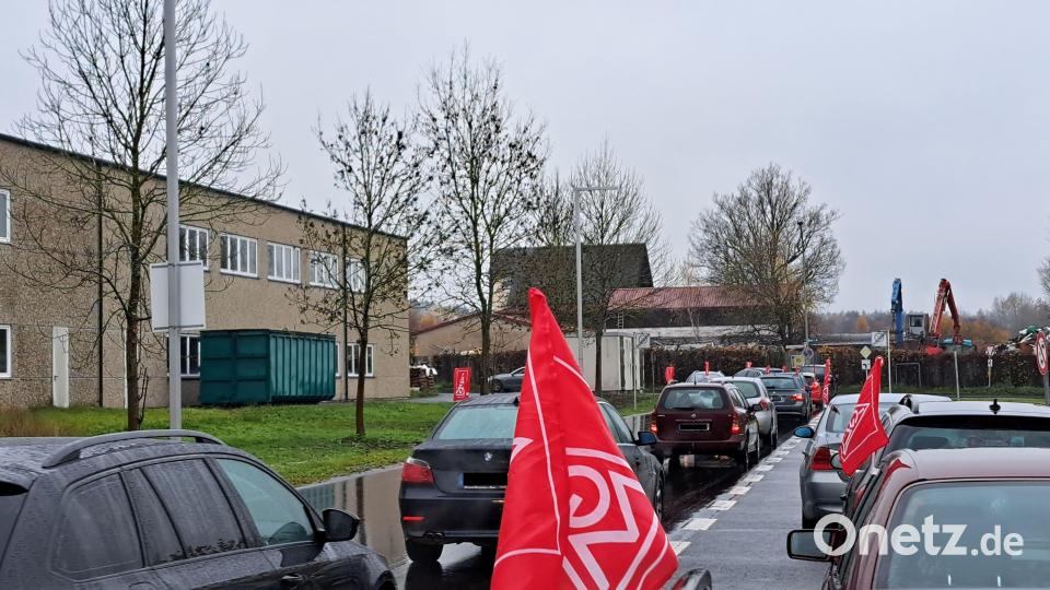 Kurz nach 11 Uhr startete am Mittwoch der erste von zwei Autokorsos vom Parkplatz der Hamm AG. Es beteiligten sich rund 50 Autos. Bild: IG Metall Amberg/exb