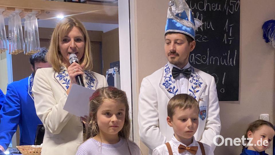 Das Kinderprinzenpaar Prinzessin Emily I. und Prinz Luis I. zusammen mit den beiden Präsidenten Denise Forster und Florian Herteis. Bild: egl