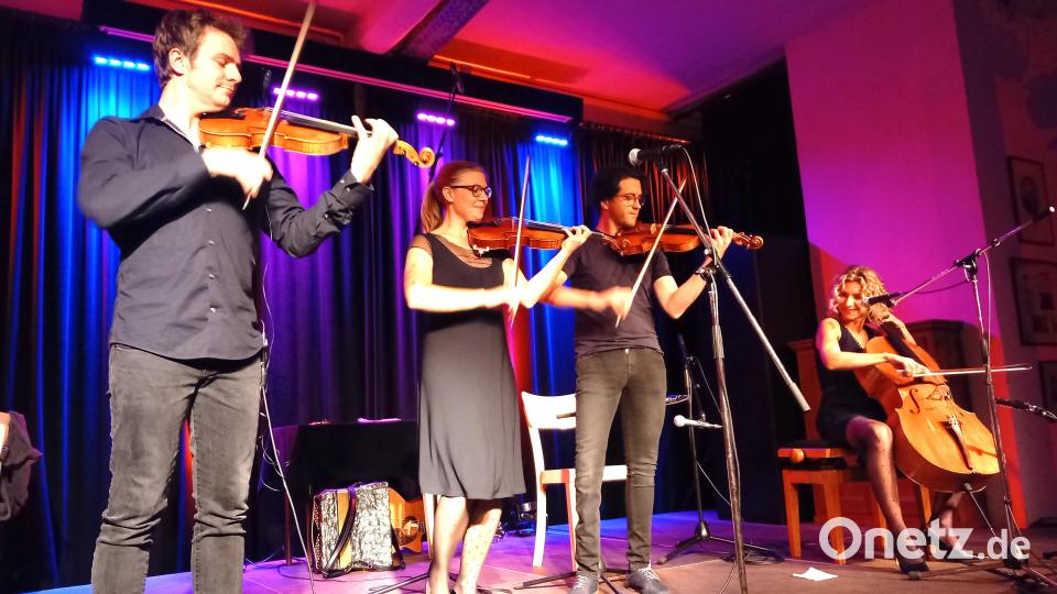 Die „NouWell Cousins“ hatten im Seidel-Saal ein vielseitiges Programm zu bieten. Von links: Matthias Well, Marisa Well, Alex Maschke und Maria Well. Bild: dir
