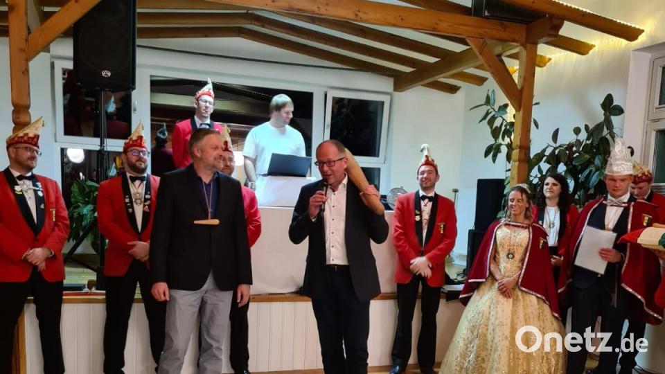 Von Hans Prieschenk übernahm Bürgermeister Roman Schäffler (rechts) die Waldecker Keule. Bild: Daniela Syzha/exb