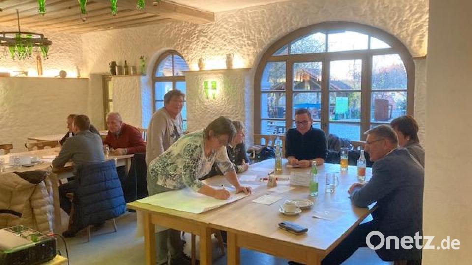 In der Projektwerkstatt im Steinwaldnetz standen Gruppenarbeiten auf der Agenda. Bild: Eva Neugirg/exb