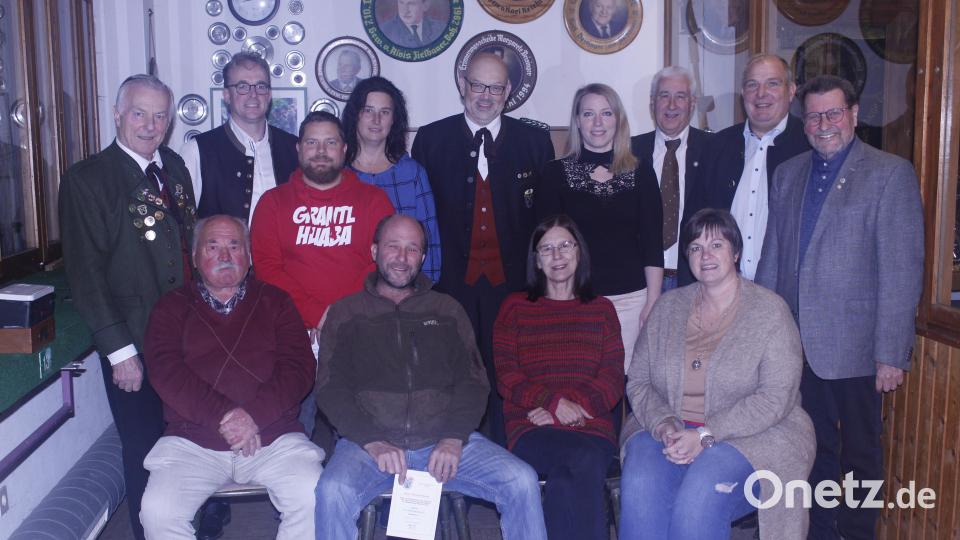 Schützenmeister Alois Lukas (links) freut sich, zusammen mit Stadtverbands-Ehrenpräsident Herbert Tischler (hinten von rechts), Stadtrat Wolfgang Pausch, Stadtverbands-Präsident Reinhard Meier sowie Gauschützenmeister Wolfgang Weiß (hinten Mitte) Stützen des Vereins auszeichnen zu können. Bild: luk