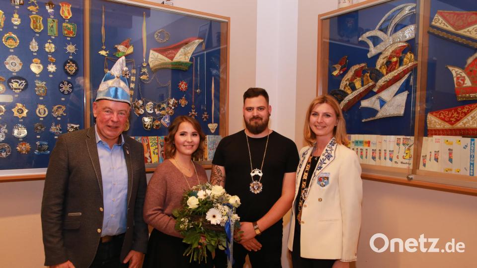 Bürgermeister Roland Strehl (links) gratuliert zusammen mit der Präsidentin Denise Forster (rechts) dem neuen Prinzenpaar Prinzessin Anna-Sophie I. und Prinz Fabian I. Bild: egl