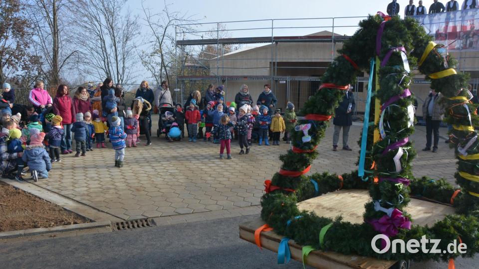 Der Richtkranz mit den Kindern des Kinderhauses Purzelbaum. Bild: jr