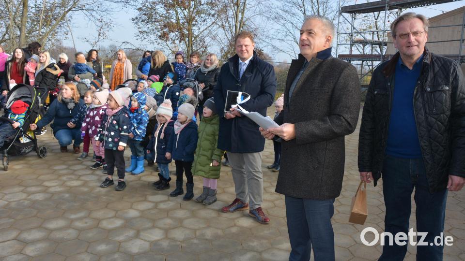Lebenshilfe-Geschäftsführer Berthold Kellner, Landrat und Lebenshilfe-Vorsitzender Roland Grillmeier sowie Bürgermeister Stefan Grillmeier (von rechts) beim Festakt vor dem Neubau des Kinderhauses Purzelbaum. Bild: jr