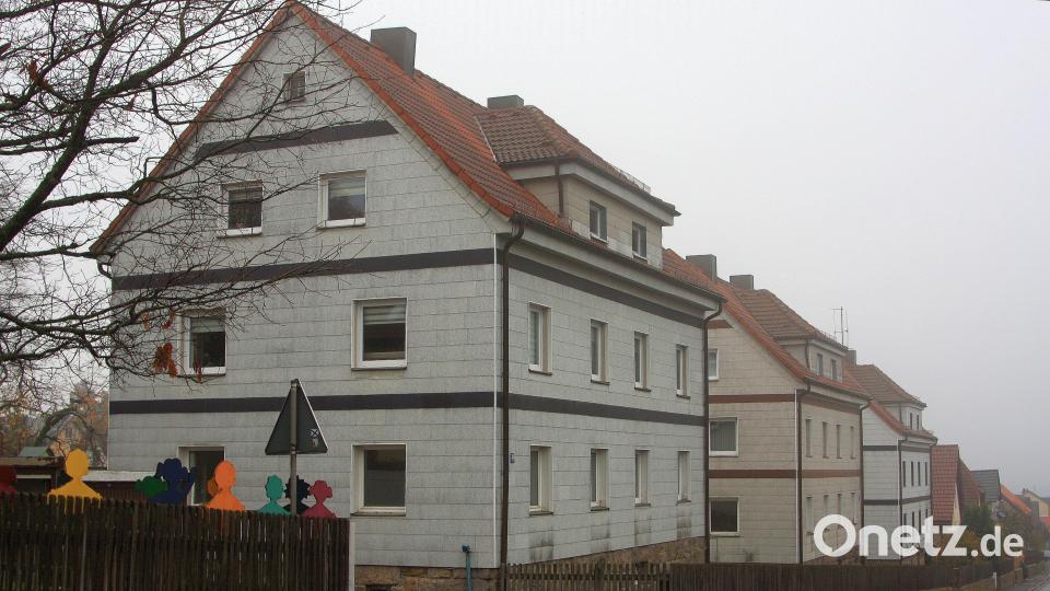 Die Häuserzeile an der Marienstraße ist Eigentum der Marktgemeinde Fuchsmühl. Die Anwesen werden nach und nach saniert. Bild: wro