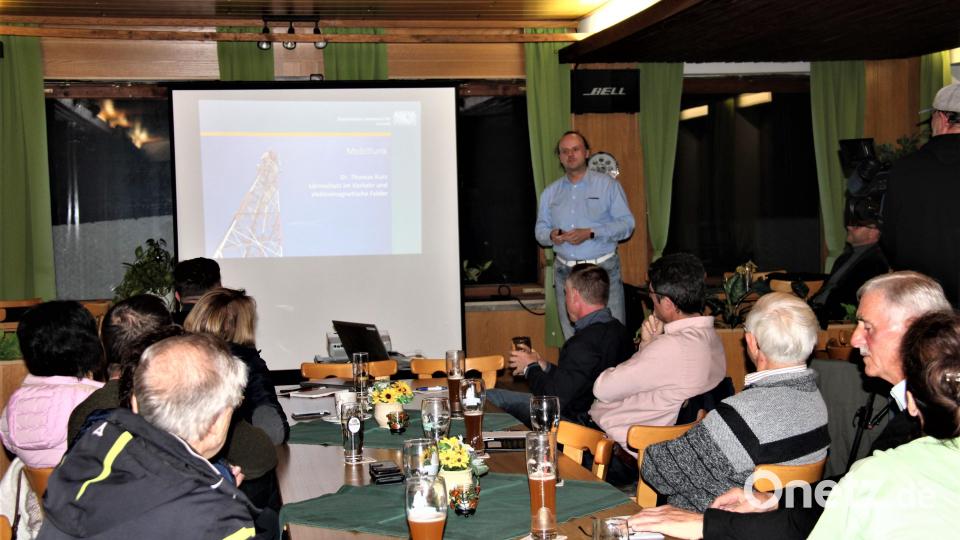 Diplomphysiker Dr. Thomas Kurz erläutert Technik und gesundheitliche Auswirkungen, die von einem geplanten Antennenmast mit 5G-Technik ausgehen können. Bild: prh