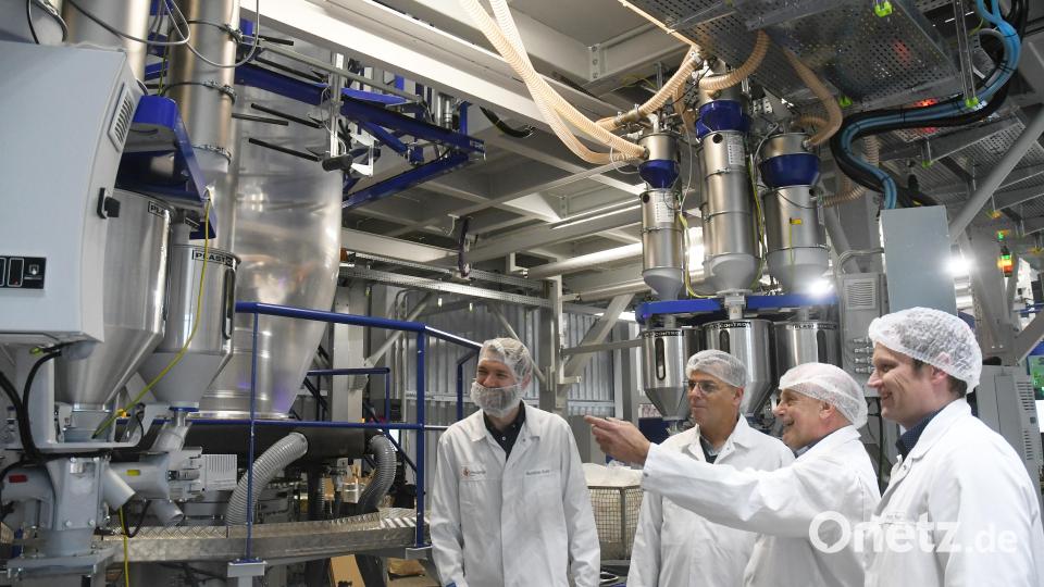 Mit den Kunststofffolien aus dem Extruder geht die Constantia in Pirkmühle die Herausforderung recyclingfähiger Verpackungen an, betonen die Verantwortlichen Thomas Beer (von rechts), Manfred Träger, Axel Glade und Maximilian Ulverich. Bild: Gabi Schönberger