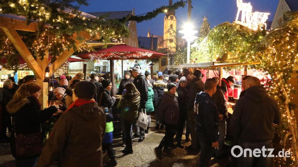 Zahlreiche Märkte laden in der Weihnachtszeit im Landkreis Schwandorf dazu ein, einen Glühwein zu trinken und Handwerkskunst zu bestaunen. Archivbild: Gerhard Götz