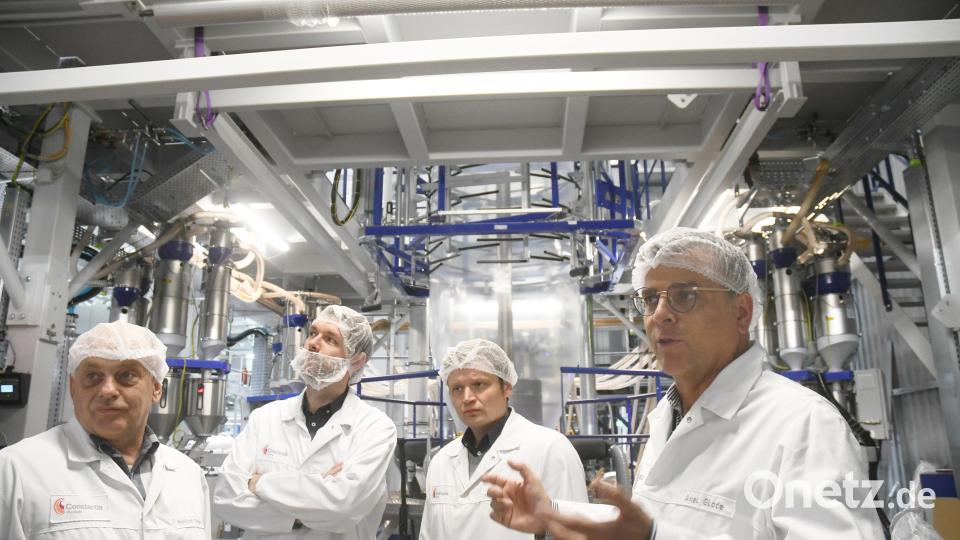 Ein Material mit unterschiedlichen Eigenschaften für flexible Verpackungen machen diese recyclingfähig, betont Axel Glade (von links), der zusammen mit Thomas Beer, Maximilian Ulverich und Manfred Träger den Extruder für Polyethylen-Folien bei Constantia Pirk inspiziert. Bild: Gabi Schönberger