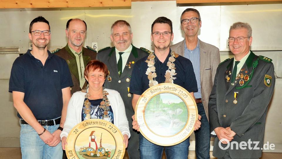 Die neuen Würdenträger der Bruderbund-Schützen (von links): Ritter Eric Pilhofer, Gauschützenmeister Werner Wendl, Liesl Karin Schmidt, Schützenmeister Werner Grünthaler, Schützenkönig Sebastian Grünthaler, Bürgermeister Peter Achatzi und stellvertretender Schützenmeister Helmut Sperber Bild: ker