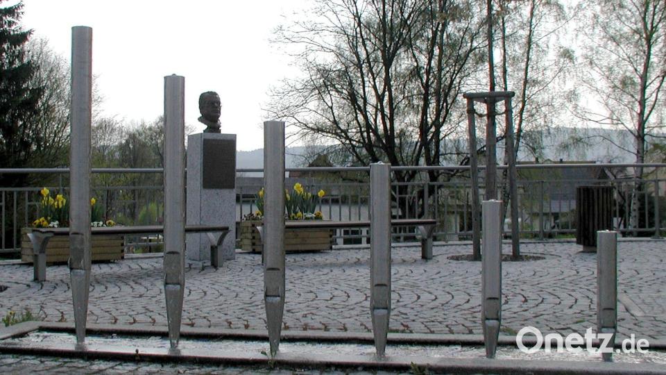 Der Orgelbrunnen und die Büste am Rathaus. Bild: ld