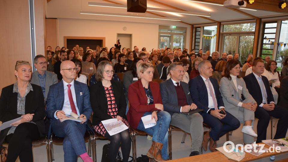 Zahlreiche Festgäste waren zum Festakt am Mittwochvormittag gekommen. Sie alle staunten über eine der modernsten Schulen der Oberpfalz. Bild: jr