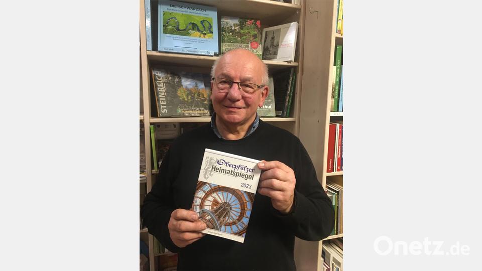 Eckhart Bodner präsentiert den diesjährigen Heimatspiegel. Bild: Bodner