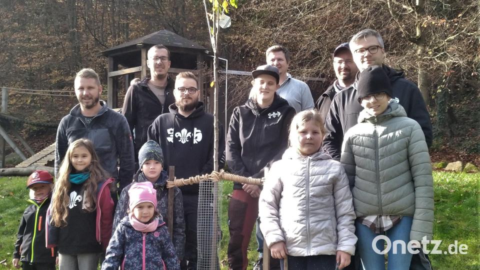 Das Baumpflanzteam. Bild: Florian Sperber/exb