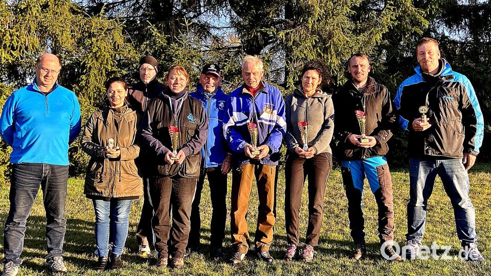 Nicht nur die Hunde sind bei den Prüfungen erfolgreich, auch die Besitzer arbeiten hart für den Prüfungserfolg (von links nach rechts): Richter Egon Gutknecht, Usla Hülya, Sven Kessel, Jirina Janner-Skopek, Josef Skopek, Erwin Pirthauer, Gabi Kozanli, Stefan Prantl und Christopher Förster. Bild: R. Kreuzer