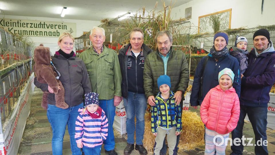 Vorsitzender Wolfgang Brunhofer (Vierter von links) freute sich über den zahlreichen Besuch von Jung und Alt bei den Ausstellungen. Bild: vsr