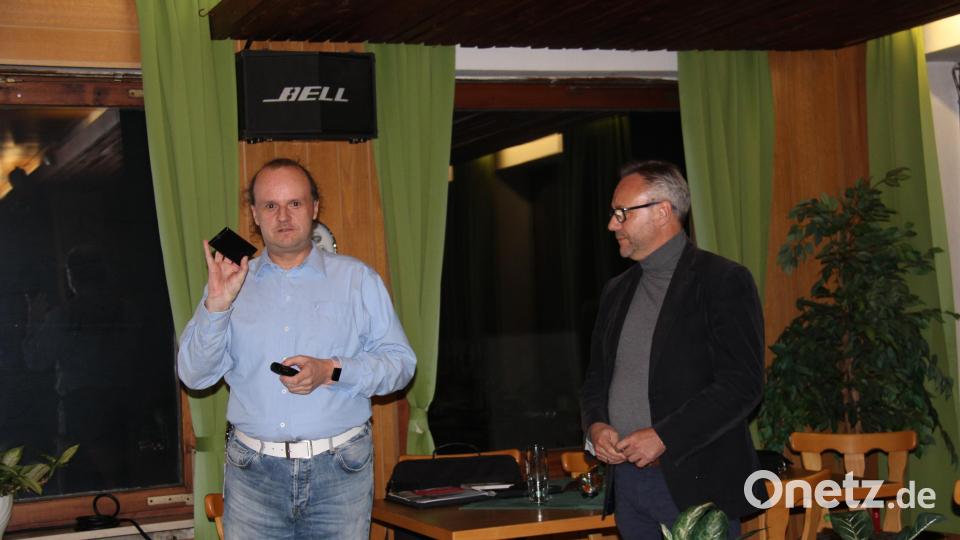 Diplomphysiker Dr. Thomas Kurz (links) und Christian Blenk (rechts), Kommunalbeauftragter Mobilfunk Bayern der Deutschen Telekom, erläuterten Planung, Technik und gesundheitliche Auswirkungen die von einem geplanten Antennenmast mit 5G-Technik ausgehen können. Bild: prh