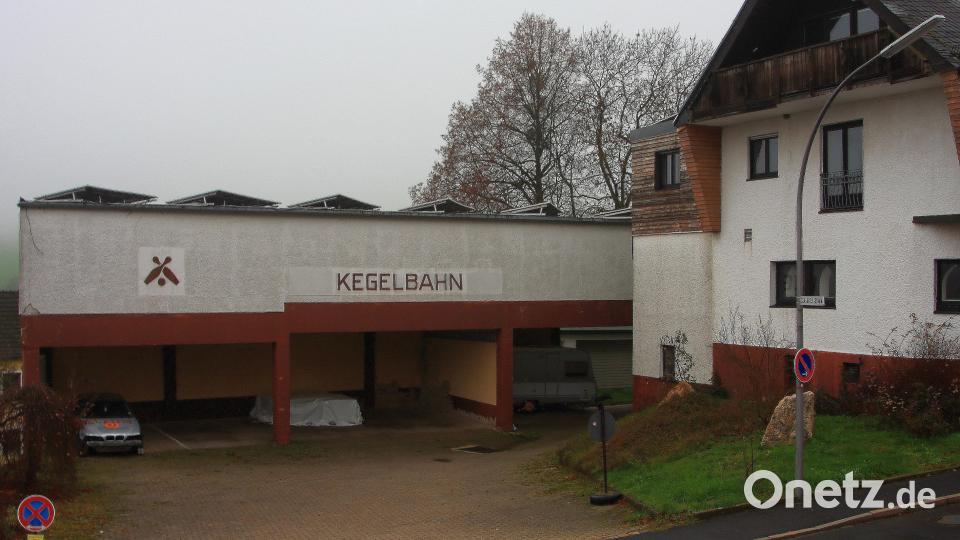 Mit einer in Auftrag gegebenen Machbarkeitsstudie wird nach einer Lösung gesucht, wie der in die Jahre gekommene Gebäudekomplex des ehemaligen Gasthofs &quot;Zum Schützen&quot; künftig genutzt werden kann. Erste Maßnahme ist laut Bürgermeister Wolfgang Braun der Rückbau der ehemaligen Kegelbahn. Bild: wro