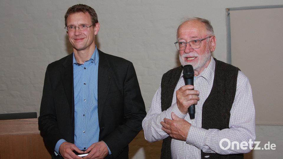 Ausführlich beleuchtete Stefan Piasecki (links) das Leben von Alwine Duberg, ihre Beziehung zu Friedrich Werner Graf von Schulenburg und das Verhältnis zu den Bürgern in Falkenberg. Einführende Worte sprach der Vorsitzende des Vereins &quot;Forum Falkenberg - Freunde der Burg, Herbert Bauer (rechts). Bild: wro