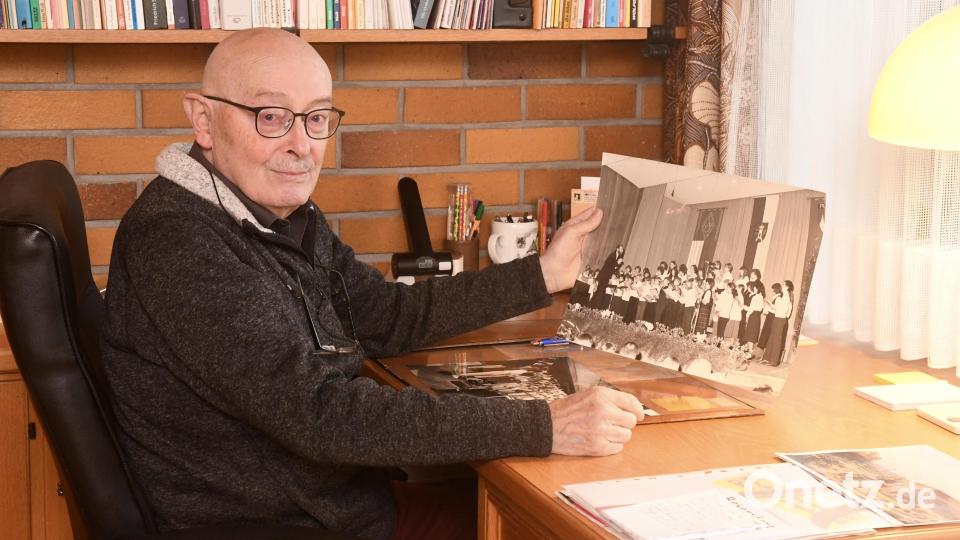 In seinem Musikzimmer blickt Karl Heinz Malzer auf die vielen erfolgreichen Jahrzehnte als Chorleiter verschiedener Ensembles zurück. Bild: Gabi Schönberger
