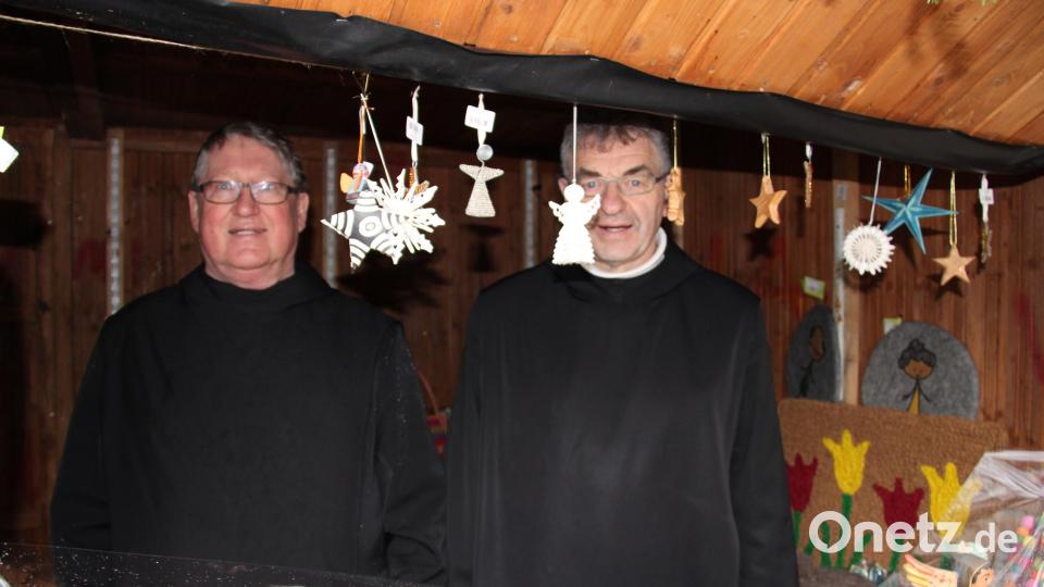 Bruder Stephan (rechts) wird auch heuer hinter dem OWV-Adventsstandl stehen und Fair-Handel-Ware für einen guten Zweck verkaufen. Der Neustädter Bruder Manuel (links) ist heuer im September verstorben. Archivbild: prh