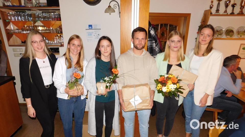 Für jahrelanges Engagement im Vorstand erhielten Luisa Popp, Maria Merkel, Daniel Veigl und Stefanie Popp (ab Zweite von links) zum Dank und zum Abschied Geschenke von Vorsitzender Esther Popp (links) und Sabrina Scherm (rechts). Bild: whü