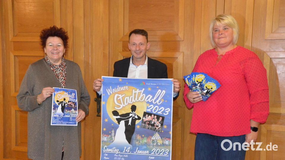 Das Plakat für den Stadtball ist schon fertig und wird hier von Petra Vorsatz (von links), Oberbürgermeister Jens Meyer und Eventmanagerin Gertrud Wittmann präsentiert. Bild: Kunz