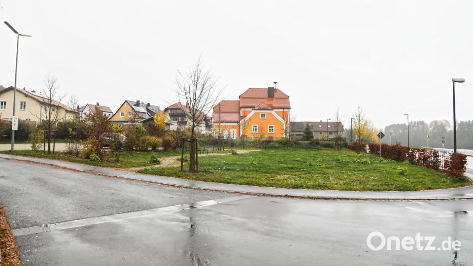Die Grötschenreuther wünschen sich auf dem Dorfplatz einen Spielplatz. Im Hintergrund ist das Feuerwehrhaus zu sehen. Bild: njn