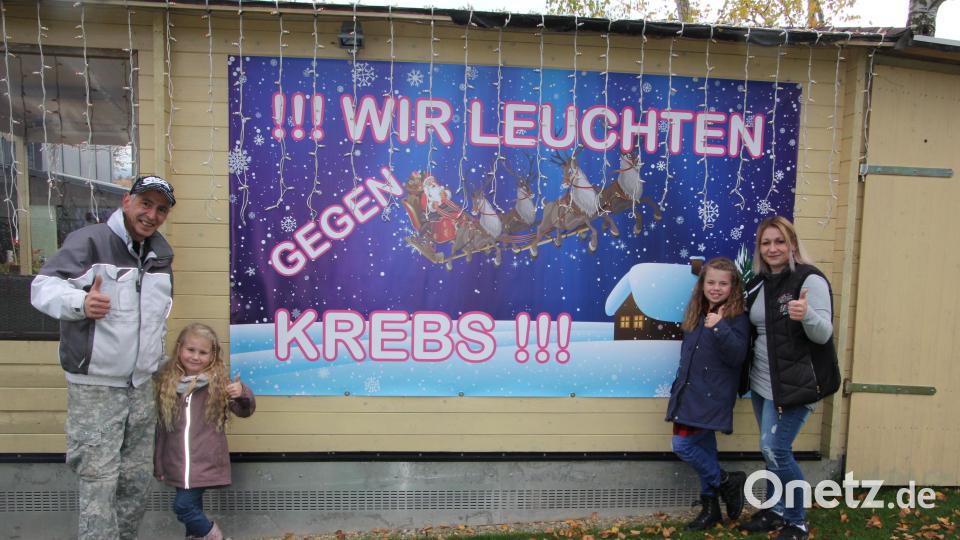 Beim Anwesen der Familie Ritter in Ernestgrün 50 weist ein großformatiges Plakat auf das Weihnachtshaus und speziell auf die Aktion unter dem Motto "Wir leuchten gegen Krebs". Bild: kro