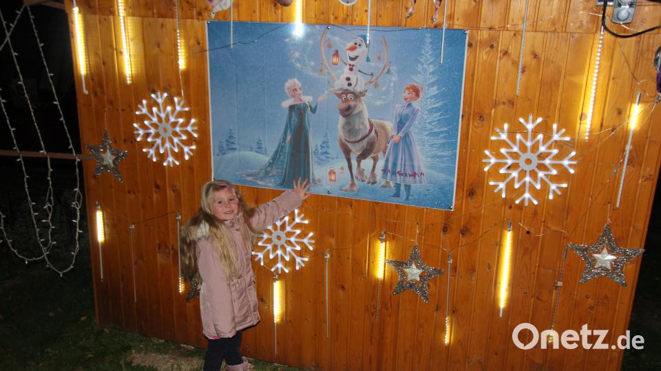 Amelie und ihr ganzer Stolz, die "Elsa"-Wand. Hier wird sie am 26. November im "Elsa-Kleid" die Kinder empfangen. Bild: kro