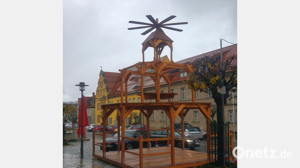 In Kemnath gibt es in diesem Jahr keinen Christbaum. Stattdessen wurde eine Weihnachtspyramide aufgestellt. Bild: kaz