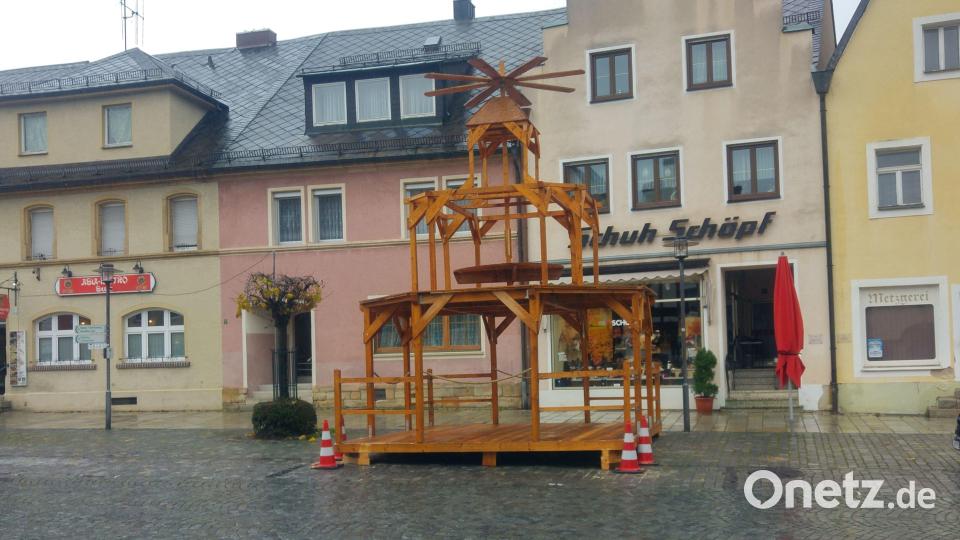 In Kemnath gibt es in diesem Jahr keinen Christbaum. Stattdessen wurde eine Weihnachtspyramide aufgestellt. Bild: kaz