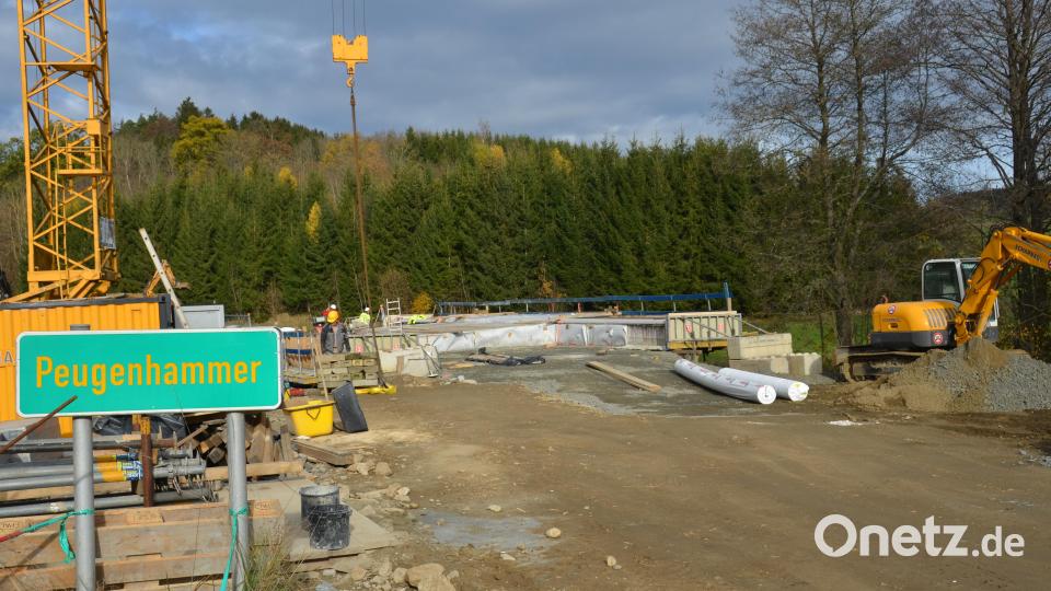 Trotz der umfangreichen laufenden Arbeiten soll die Straße noch in diesem Jahr für den Verkehr freigegeben werden. Bild: dob