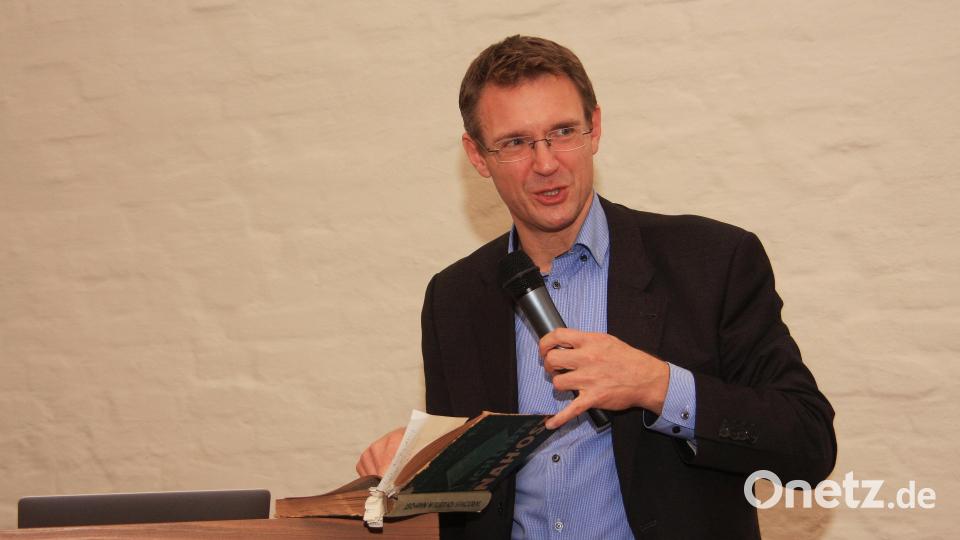 In seinem rund zweistündigen Vortrag beleuchtete Stefan Piasecki das Leben von Alwine Duberg und Friedrich Werner Graf von der Schulenburg. Bild: wro