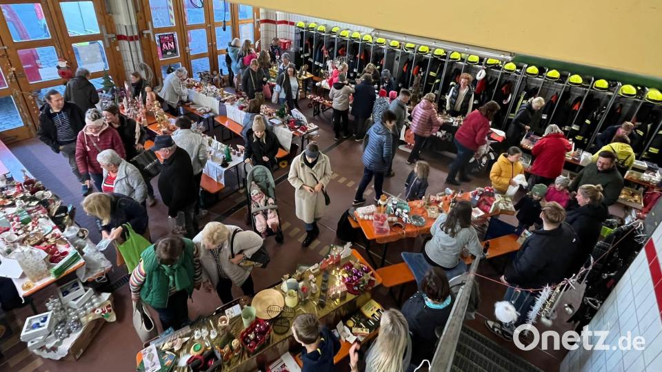 Der Adventsflohmarkt für gebrauchte Weihnachtsdeko kommt in Etzenricht bestens an. Bild: Liane Heinze/exb