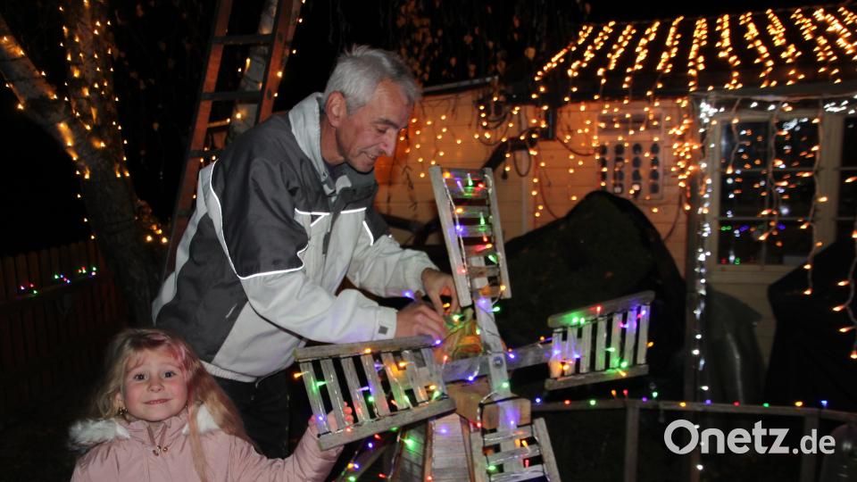 Schon seit Wochen laufen die Vorbereitungen, damit das "Weihnachtshaus Ernestgrün" rechtzeitig fertig wird. Thomas Ritter und seine Tochter Amelie beim Dekorieren der Windmühle. Bild: kro