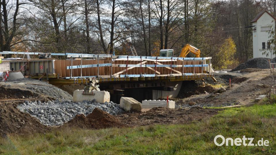 Noch wird auf dem Brückenbauwerk der NEW 32 gearbeitet. Doch im Dezember soll die Verkehrsfreigabe erfolgen. Allerdings muss das Wetter mitspielen. Bild: dob