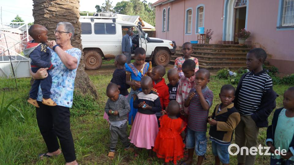 Hildegard Witt betreut in der Missionsstation in Litembo auch einen Kindergarten mit 60 Kindern. Bild: Burkhard Pechtl/exb