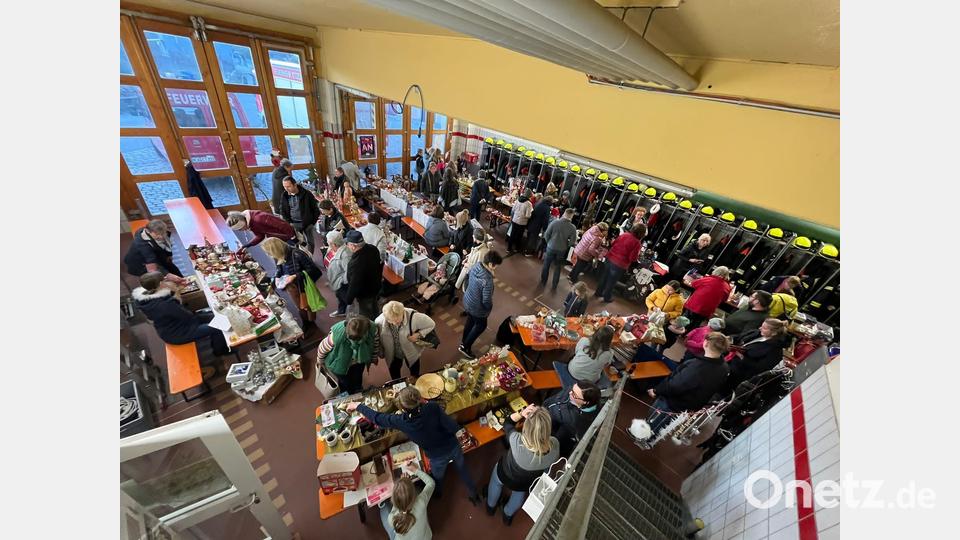 Der Adventsflohmarkt für gebrauchte Weihnachtsdeko kommt in Etzenricht bestens an. Bild: Liane Heinze/exb