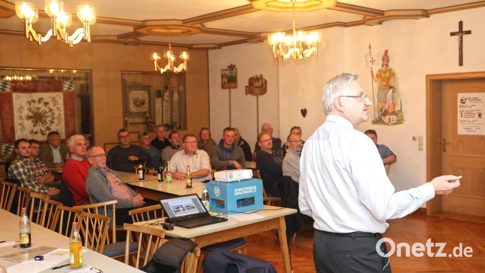 Den Grötschenreuther Bürgern erläuterte Bürgermeister Johannes Reger seinen Rechenschaftsbericht. Insbesondere ging er auf die Anliegen des Ortsteils ein. Bild: njn