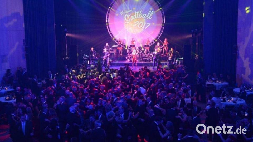 Das Foto zeigt den vollen Saal beim Stadtball 2017. Bild: Kunz