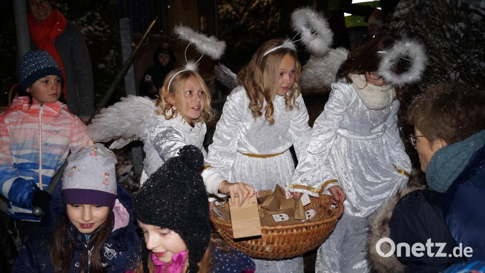 Die Weiherner Weihnachtsengel Elana , Marie und Emma überraschten die kleinen Besucher mit Geschenken. Bild: slh