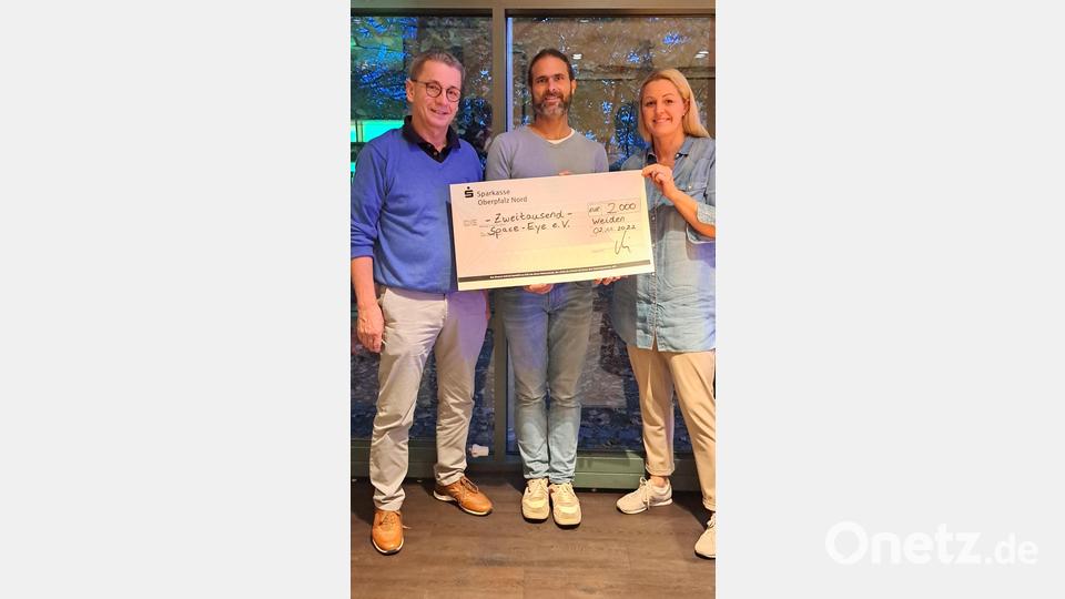 Dr. Eberhard Müller (l.) und Kerstin Heß (r.) übergaben 2.000 Euro an Michael Buschheuer von Space-Eye und Sea-Eye. Bild: Kliniken Nordoberpfalz/exb
