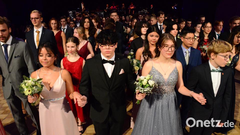 Am Samstag zogen 62 Tanzpaare in einer feierlichen Polonaise in den Saal der Max-Reger-Halle ein. Bild: Kunz