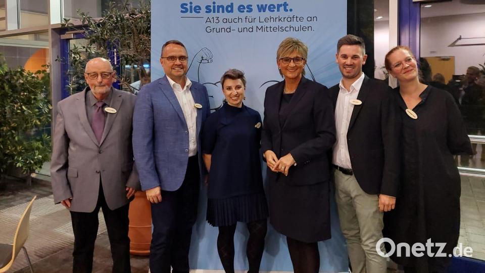 Wolfgang Prasse, Manuel Sennert, Sabrina Mittermeier, Simone Fleischmann, Simon Glöbl und Mia Buchberger verlangen eine Bezahlung nach A 13 für alle Lehrkräfte. Bild: mma
